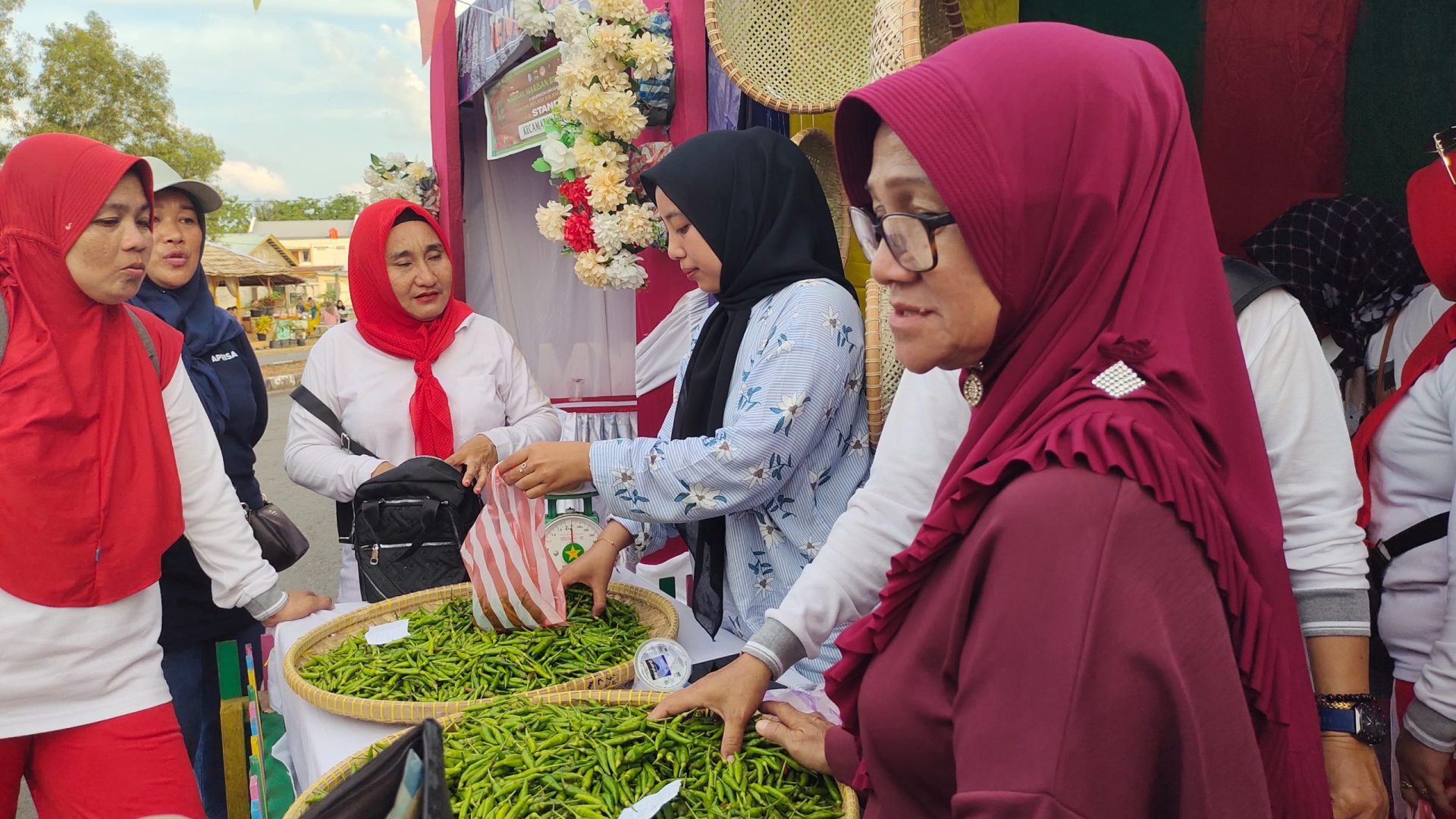 Festival Warisan Bunda Lingga, Cabai Rawit Stand Bazar Kecamatan Singkep Barat Diminati Warga  