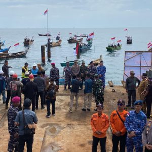 Ahdi Muqsid Pimpin Upacara Pengibaran Merah Putih di Perairan Perbatasan 