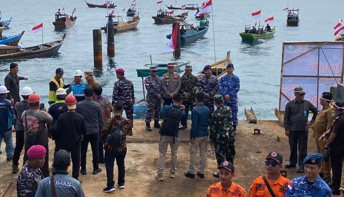 Ahdi Muqsid Pimpin Upacara Pengibaran Merah Putih di Perairan Perbatasan 