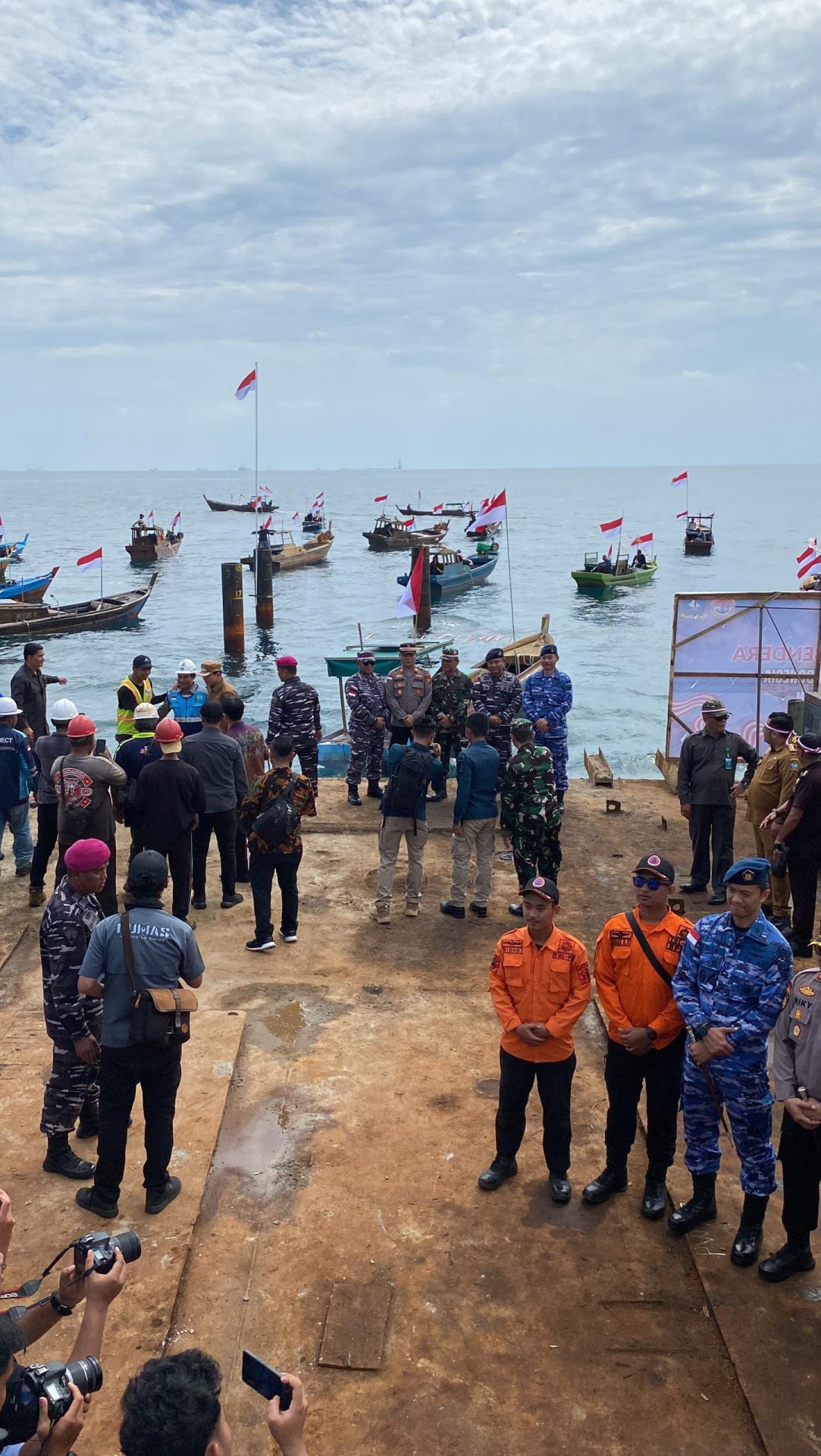 Ahdi Muqsid Pimpin Upacara Pengibaran Merah Putih di Perairan Perbatasan 