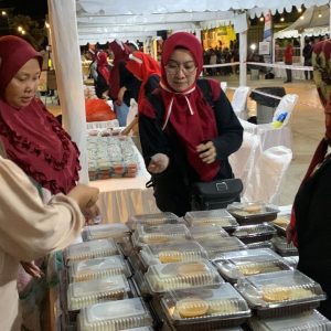 Ribuan Masyarakat Tanjungpinang Nikmati Kuliner Gratis Merdeka di Pelataran Tugu Sirih 