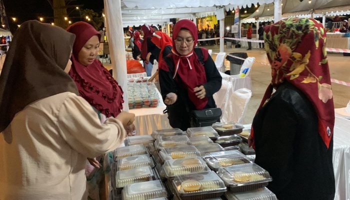 Ribuan Masyarakat Tanjungpinang Nikmati Kuliner Gratis Merdeka di Pelataran Tugu Sirih 