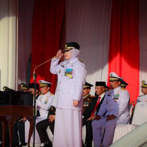 Marlin Agustina Pimpin Upacara Penurunan Bendera HUT RI Ke-79 di Halaman Gedung Daerah