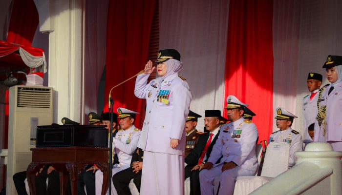 Marlin Agustina Pimpin Upacara Penurunan Bendera HUT RI Ke-79 di Halaman Gedung Daerah