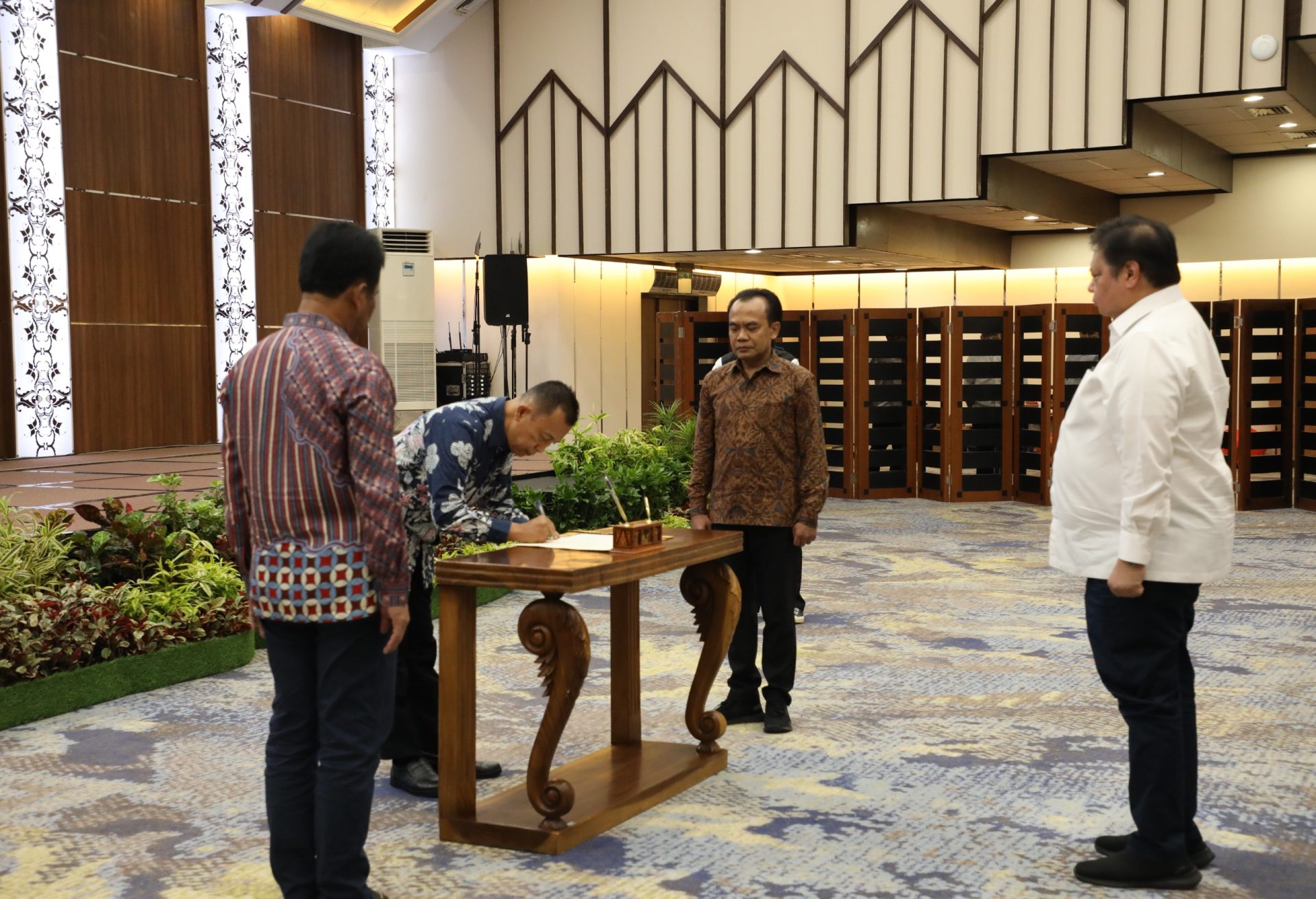 Menko Airlangga Lantik Dr. Alexander Zulkarnain Jadi Anggota Bidang Administrasi dan Keuangan BP Batam