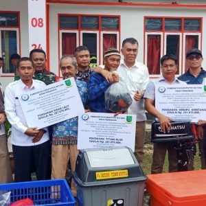 Kunker di Kelurahan Sedanau, Wan Siswandi Serahkan Berbagai Bantuan Untuk Masyarakat 
