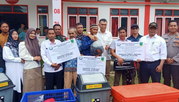 Kunker di Kelurahan Sedanau, Wan Siswandi Serahkan Berbagai Bantuan Untuk Masyarakat 