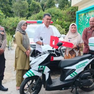 Kunjungi Kecamatan Pulau Tiga Barat, Wan Siswandi Serahkan Mobil Ambulance dan Motor Untuk Puskesmas