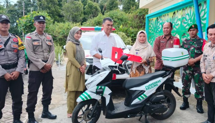 Kunjungi Kecamatan Pulau Tiga Barat, Wan Siswandi Serahkan Mobil Ambulance dan Motor Untuk Puskesmas