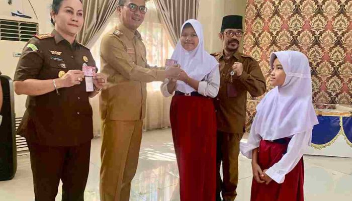 Pemko dan Kejari Tanjungpinang Serahkan Ribuan KIA, Wan Samsi: 59.480 Anak Sudah Miliki KIA