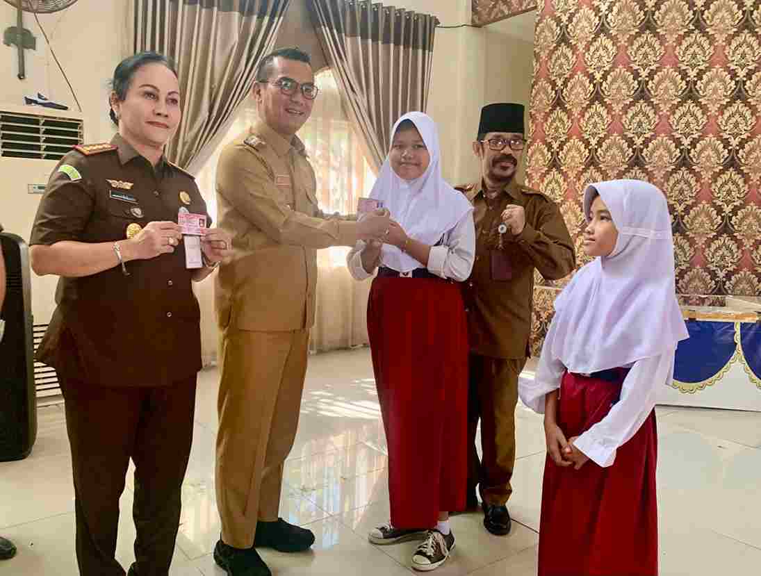 Pemko dan Kejari Tanjungpinang Serahkan Ribuan KIA, Wan Samsi: 59.480 Anak Sudah Miliki KIA