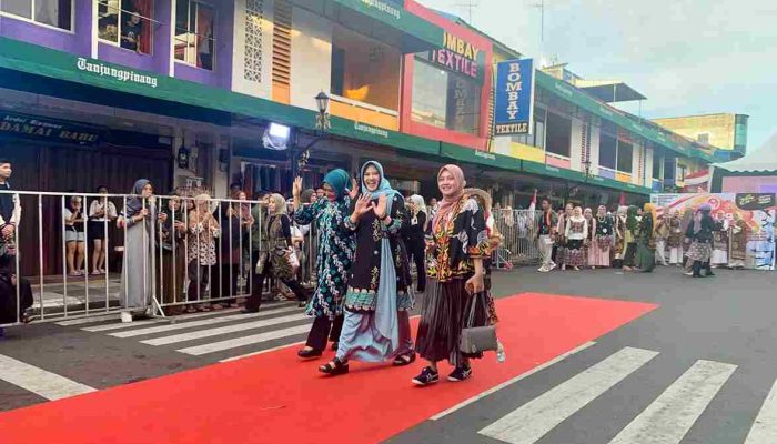 Batik Fest 2024, Kaum Ibu  Tampilkan Pesona Batik Motif Lokal Tanjungpinang