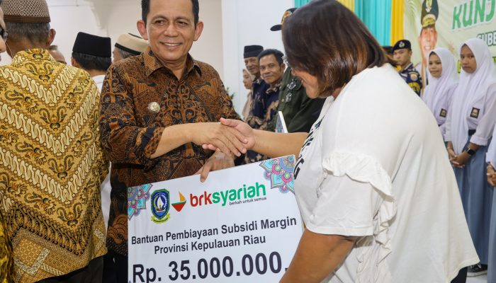 Bangun Kepri Tanpa Disparitas, Gubernur Ansar Serahkan Bantuan Rp10,64 M di Moro Karimun 