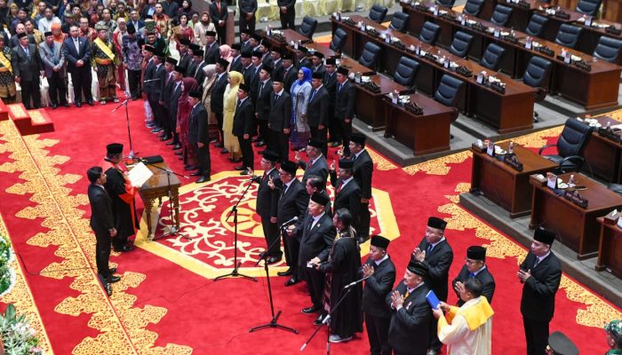 43 Anggota DPRD Kepri Periode 2024-2029 Resmi Dilantik, 2 Anggota Mengundurkan Diri 