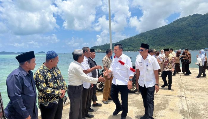 Gubernur Ansar Tinjau Pembangunan Infrastruktur dan Salurkan Bansos di Pulau Tiga Natuna 
