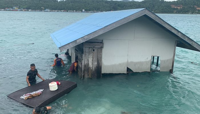 Dua Rumah Warga Pesisir di Jemaja Anambas Roboh Diterjang Angin Kencang  