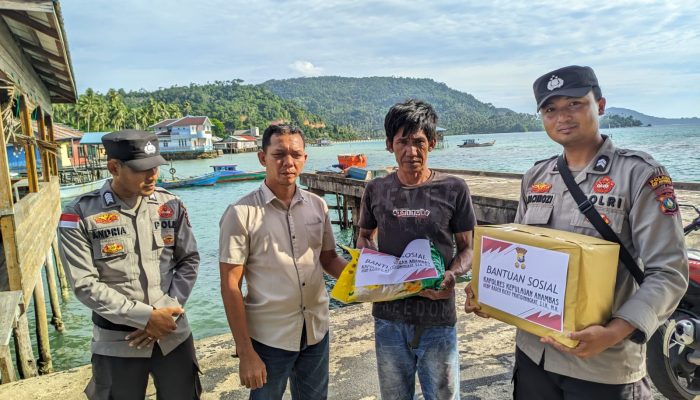 Polres Kepulauan Anambas Beri Bantuan Sembako Korban Rumah Roboh Akibat Diterjang Angin 