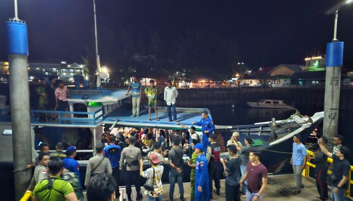 Sat Polairud Polres Anambas Evakuasi Penumpang KM Inkamina Maritim Kandas Diatas Karang