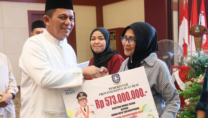 Pemprov Kepri Serahkan Bantuan Usaha Rp1,965 Miliar Untuk 1.965 UMKM di Tanjungpinang