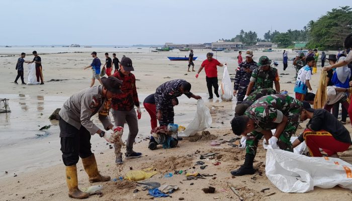World Cleanup Day di Natuna, Rodhial Huda Turut Bersihkan Pesisir Pantai Batu Kapal 