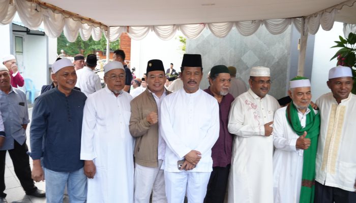 Rudi – Rafiq Sarapan Bareng Ratusan Jemaah Masjid Agung Al Hikmah Tanjungpinang