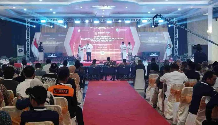 Debat Publik Pertama, Rahma-Rizha dan Lis-Raja Paparkan Visi, misi dan Program 