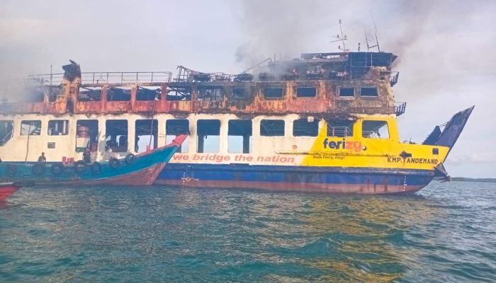 Konsleting Listrik, KMP Tandemand Terbakar di Dermaga Punggur Batam 