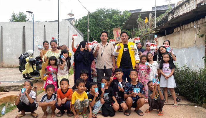 CoM Dukung SAYANG Bagikan Susu Untuk Anak dan Lansia di Kampung Tua Belian