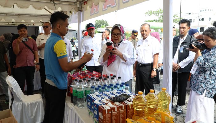 Tinjau GPM, Marlin Borong Dagangan UMKM dan Bagikan Untuk Warga