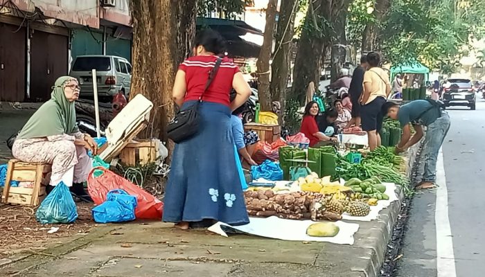 PKL Berjualan di Pujasera Bintan Center Pindah Berjualan Lagi di Pinggir Jalan