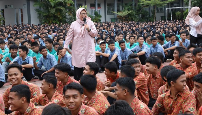 Kunjungi SMA Negeri 8, Marlin Berbagi Cerita dan Motivasi 