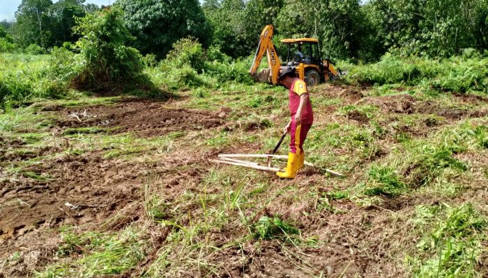 Polresta Tanjungpinang Bersama Kelompok Tani Buka Lahan di Dompak