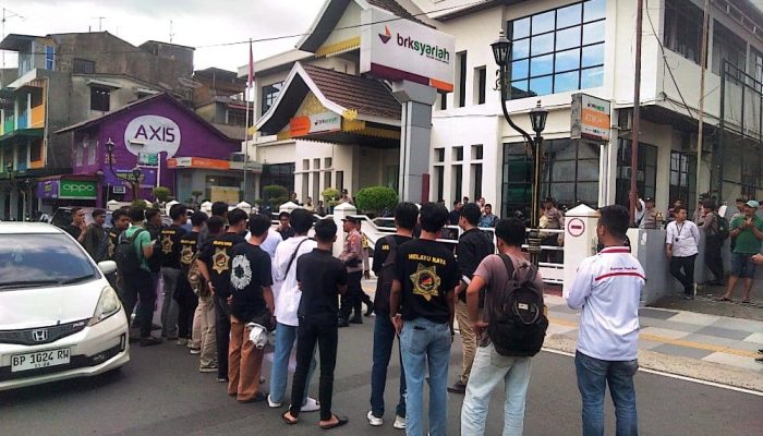 Puluhan Mahasiswa Gelar Unjuk Rasa di brk syariah