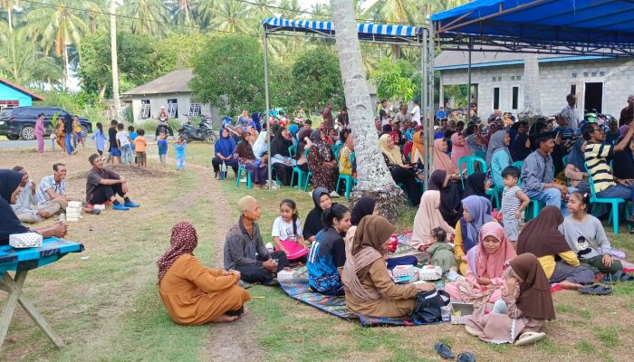 Tak Kebagian Kursi, Emak Emak Rela Duduk Di Tanah Hadiri Kampanye Cermin