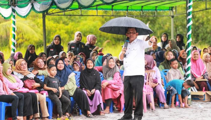 Kampanye Saat Hujan, Ansar Sampaikan Akan Perbaiki Jalan Pulau Ungar