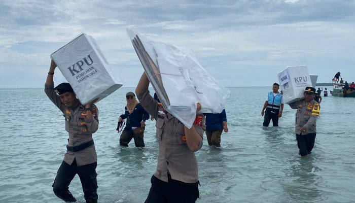 Distribusi Logistik Pilkada 2024, Polres Natuna Gotong dan Angkut di Wilayah Sulit Dijangkau 
