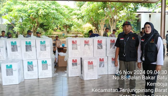 Kepolisian Kawal Distribusi Logistik Pilkada dari KPU ke Gudang PPS Kelurahan Kemboja