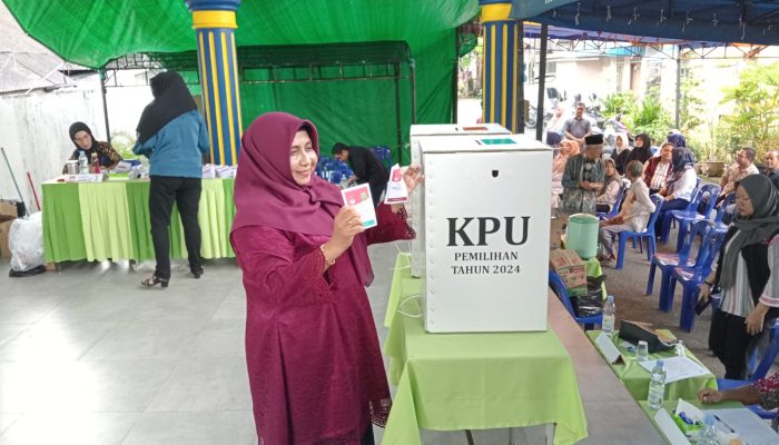 Mencoblos di TPS 34, Rahma : Ikhtiar Sudah Dilakukan Semoga Meraih Berkah Kemenangan