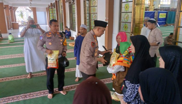Jumat Berkah, Kapolresta Tanjungpinang Serahkan Bansos Lansia