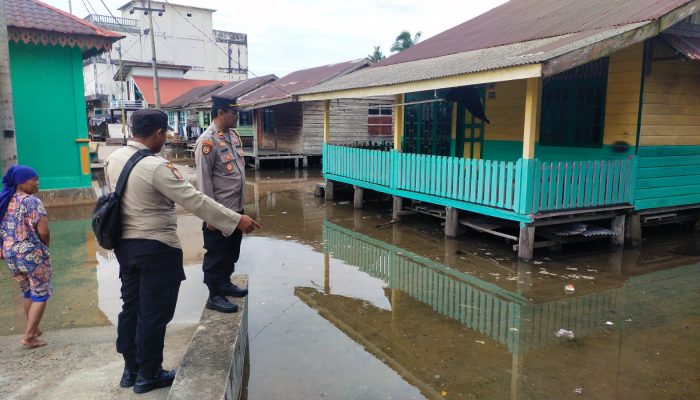 Pantau Banjir Rob di Lingga, IPTU Henry Gunawan Himbau Warga Pesisir Selalu Waspada