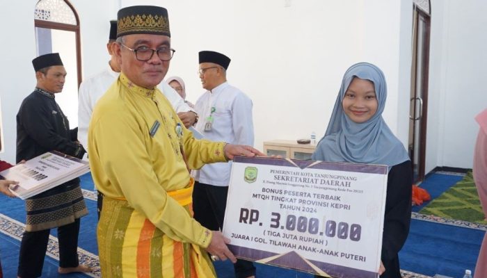 Pemko Tanjungpinang Serahkan Insentif 1.050 Pelaku Keagamaan dan Bonus Juara MTQH Ke-X  