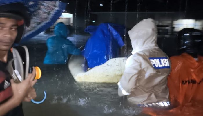 Polres Bintan Evakuasi Warga Terdampak Banjir dan Beri Himbauan