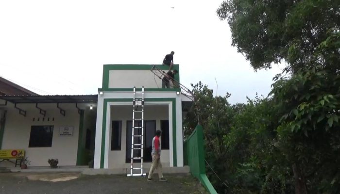 Angin Kencang, Tower Pemancar Sinyal Tumbang Timpa Atap Puskesmas