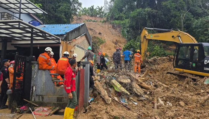 Gubernur Ansar Tinjau Lokasi Longsor di Tiban Koperasi Batam