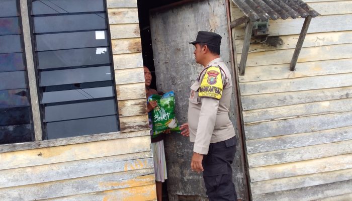 Bhabinkamtibmas Tanjung Unggat Berikan Bantuan Beras Untuk Korban Banjir Rob