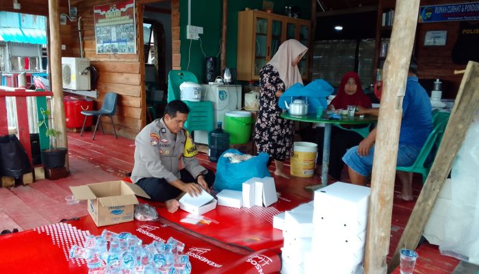Banjir Rob di Tanjung Unggat, Polisi Bhabin Jadikan Pondok Baca Jadi Dapur Umum 