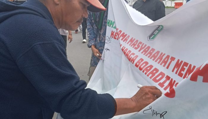 Tolak Kenaikan Pass Pelabuhan SBP, Pedagang Bubuhkan Tanda Tangan di Spanduk HMI