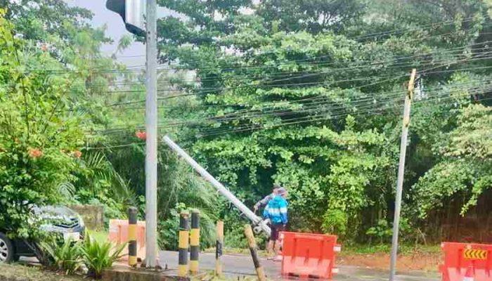Tiang Trafic Light Ambruk di Simpang Kota Piring, Pengendara Diimbau Lewat Jalan Alternatif