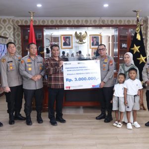 Polda Kepri Berikan Santunan Keluarga Almarhum Bharaka Defri Ardila