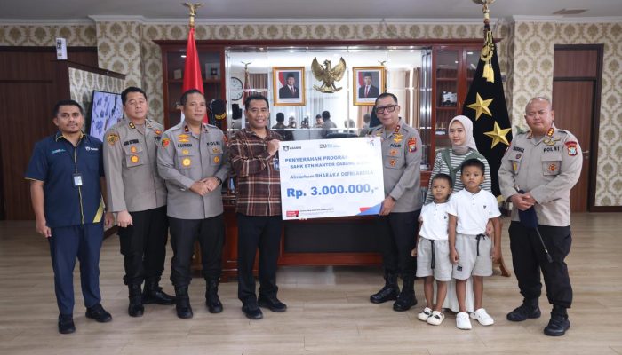 Polda Kepri Berikan Santunan Keluarga Almarhum Bharaka Defri Ardila